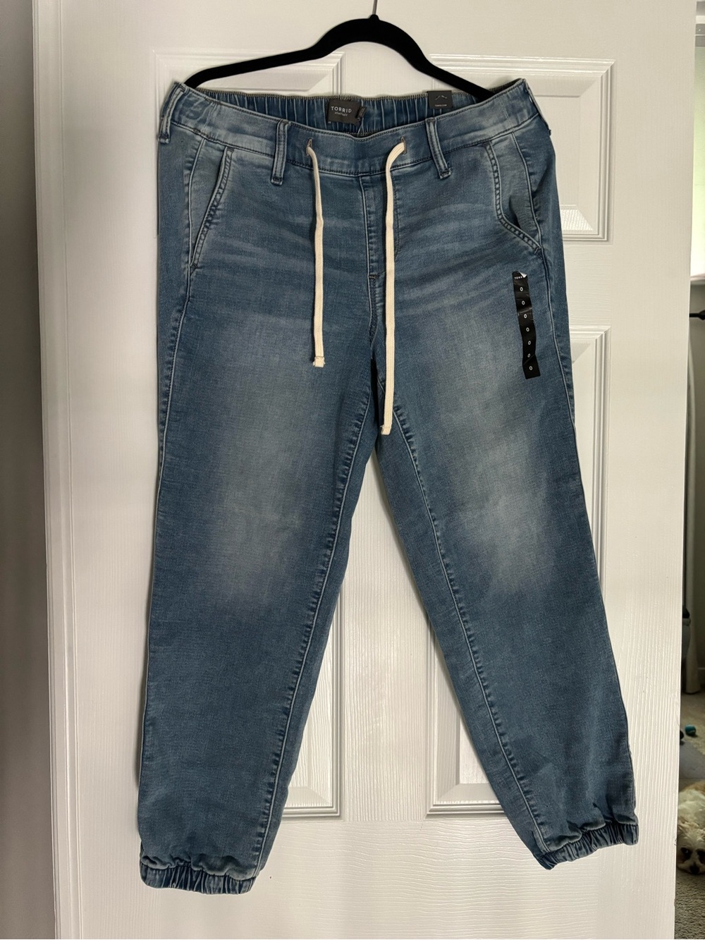 NWT - Torrid Women’s Weekend Jogger Knit Denim Mid-Rise Jean Medium Wash